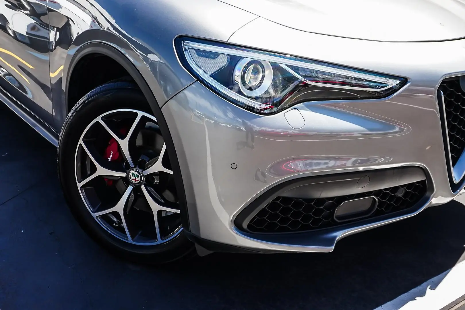 2018 Alfa Romeo Stelvio Gallery Image 12