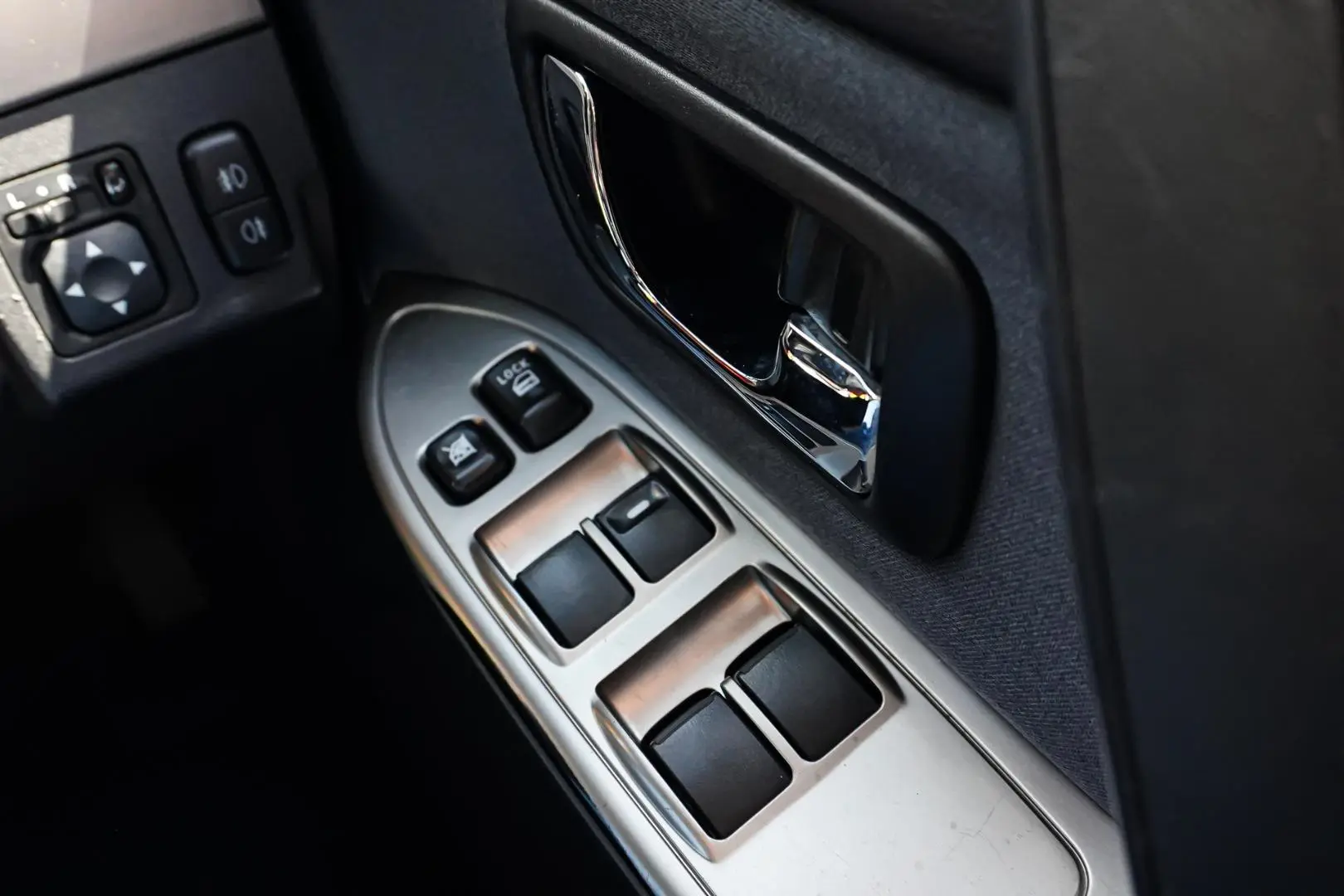 2015 Mitsubishi Pajero Gallery Image 22