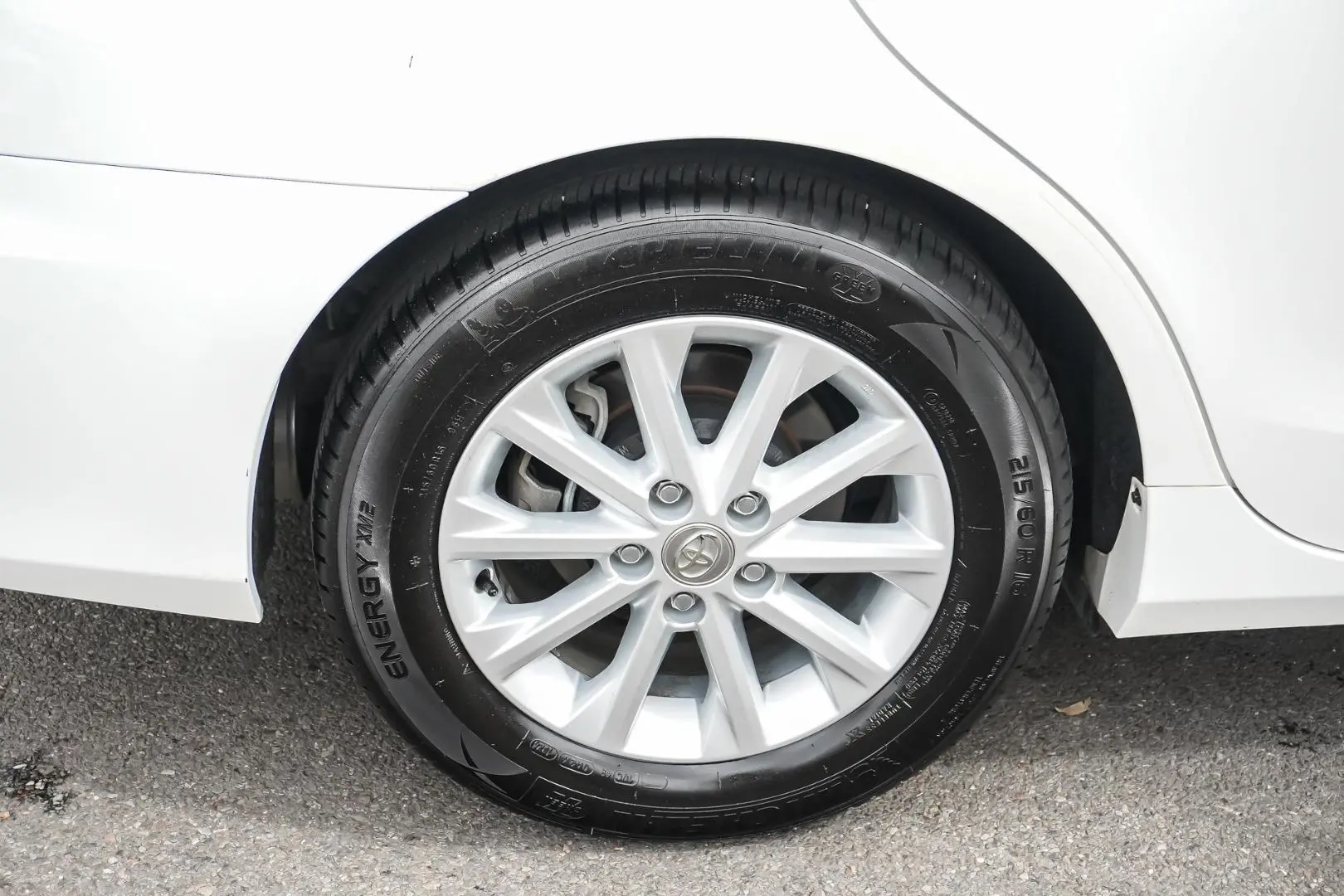 2015 Toyota Camry Gallery Image 16