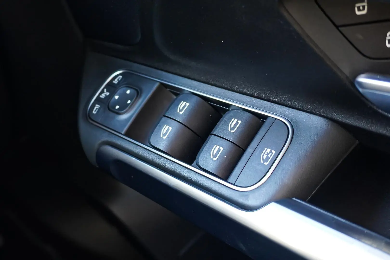 2021 Mercedes-Benz GLB-Class Gallery Image 22