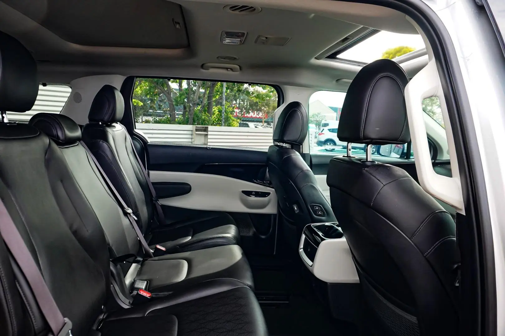 2021 Kia Carnival Gallery Image 9