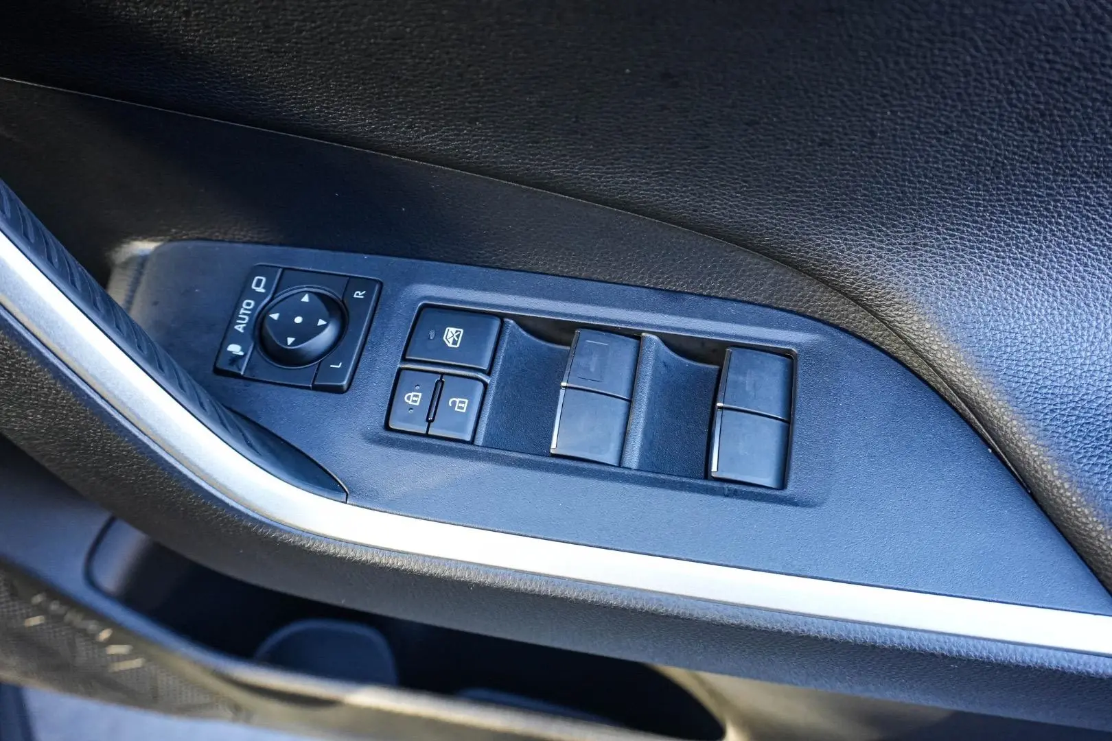 2025 Toyota RAV4 Gallery Image 17