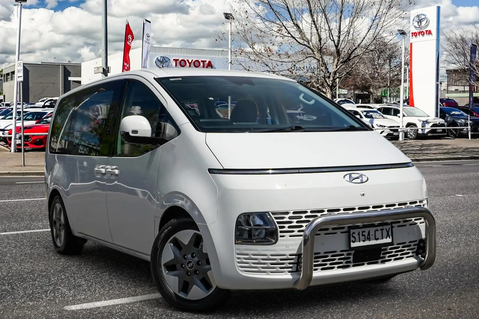 2023 Hyundai STARIA Gallery Image 1