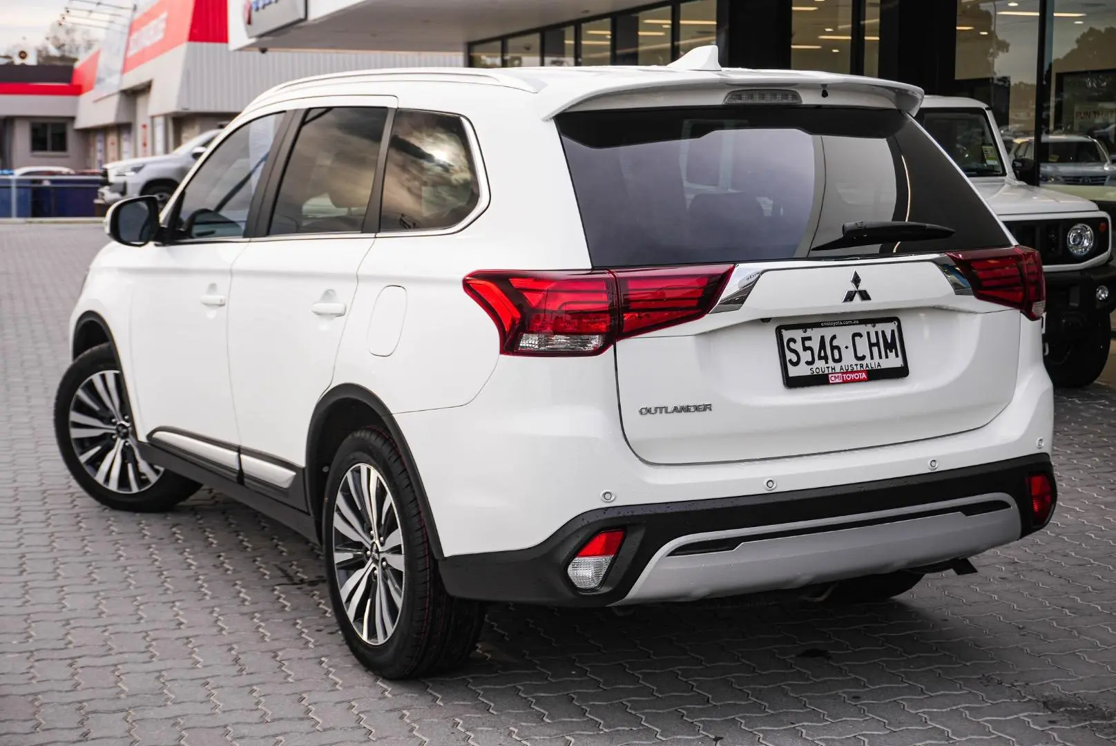 2020 Mitsubishi Outlander Gallery Image 3