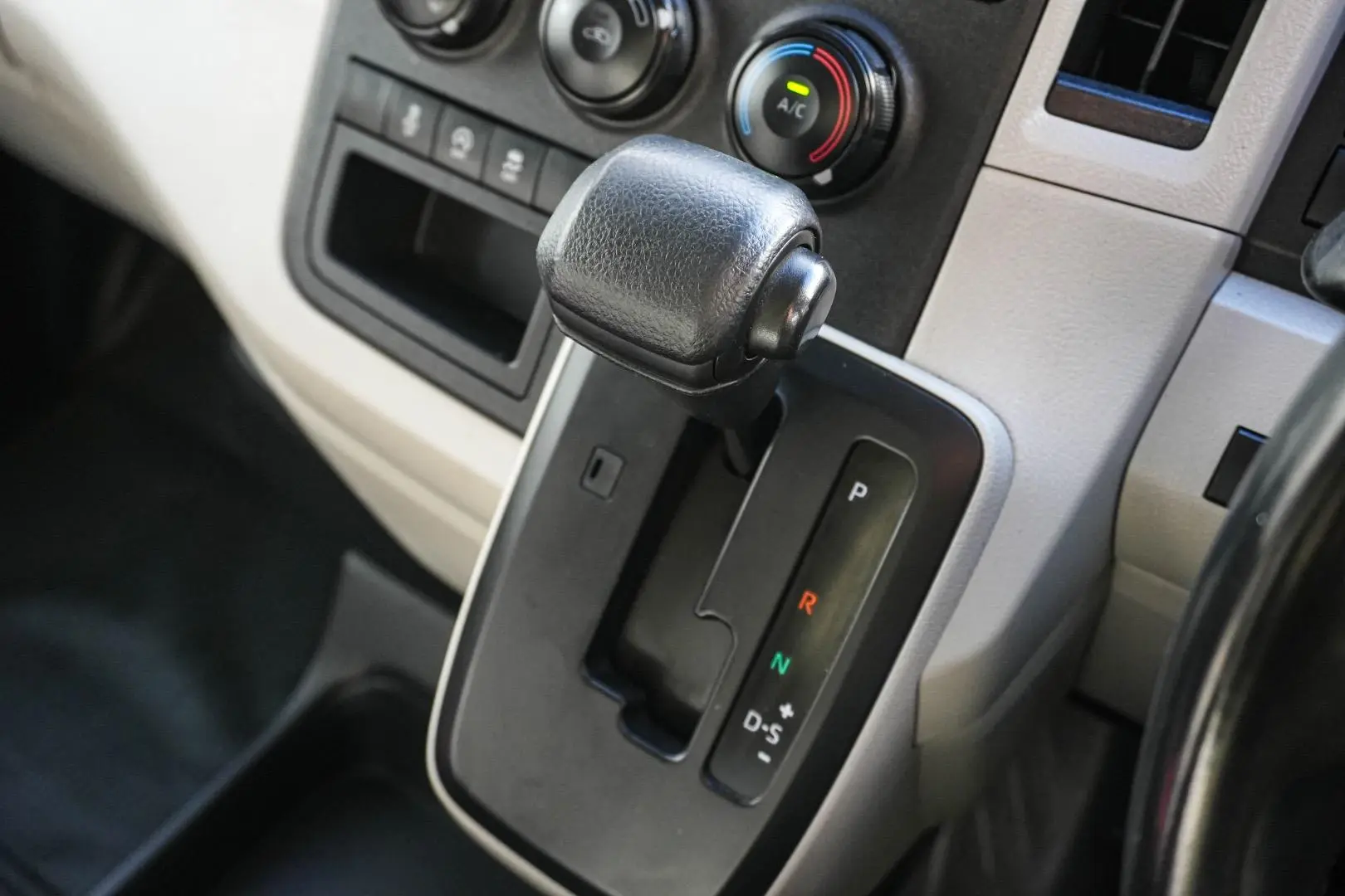 2020 Toyota Hiace Gallery Image 17