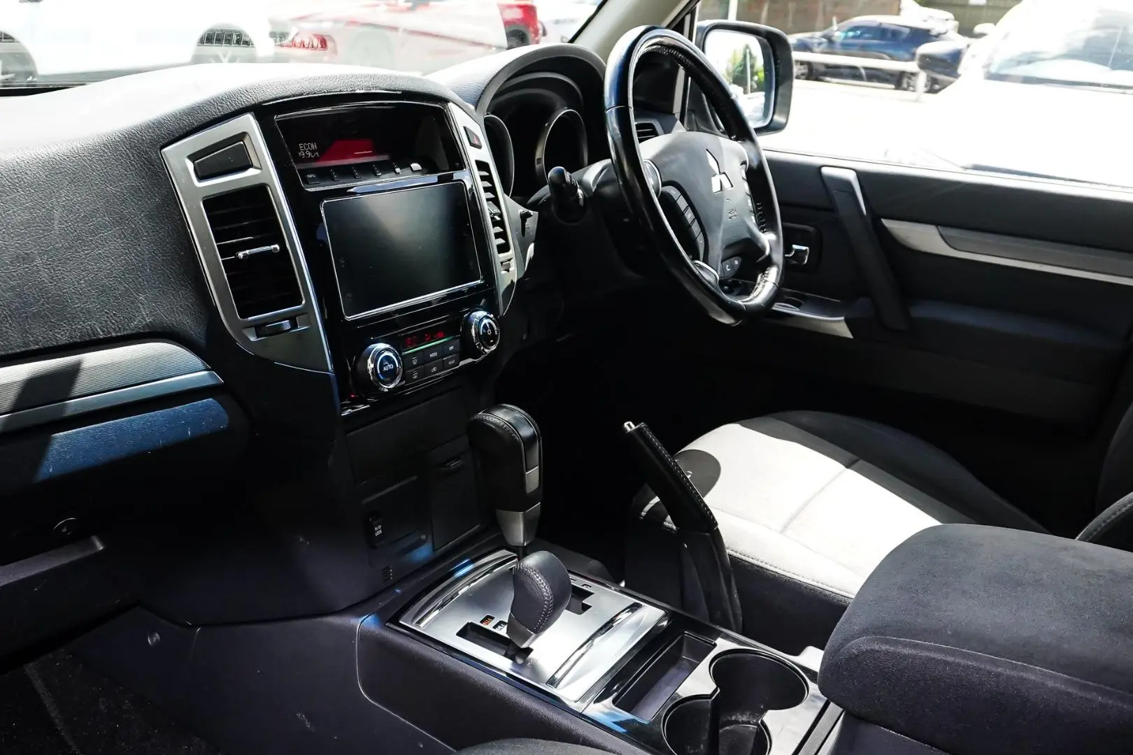 2015 Mitsubishi Pajero Gallery Image 10