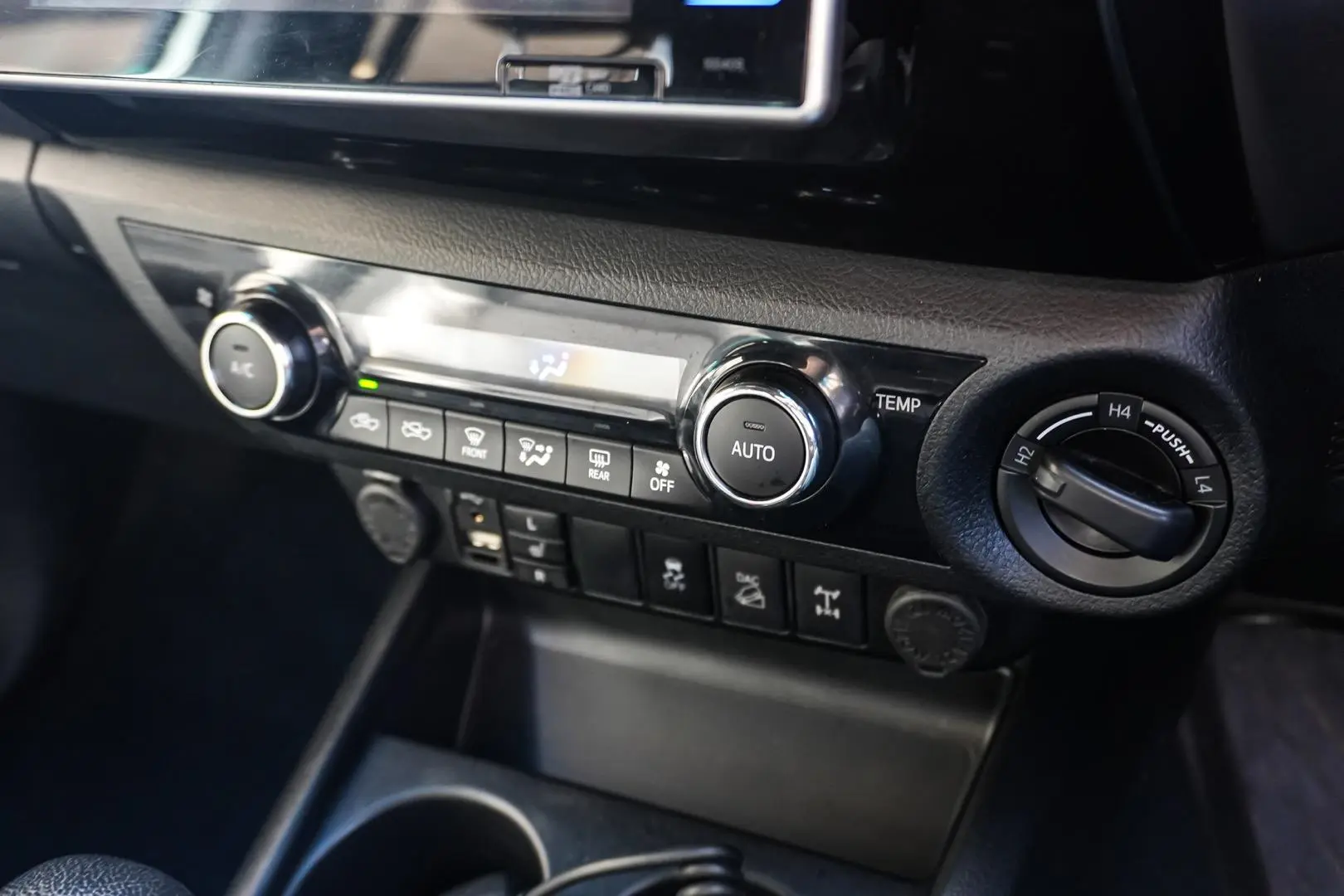2019 Toyota Hilux Gallery Image 23
