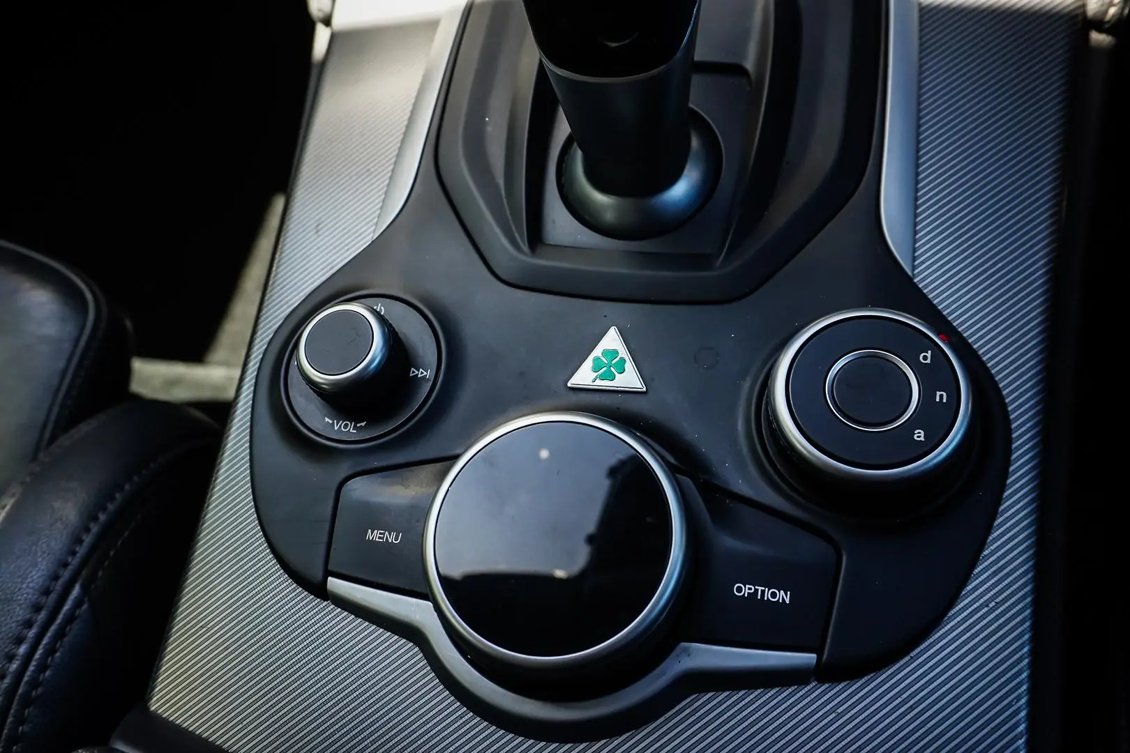 2018 Alfa Romeo Stelvio Gallery Image 24