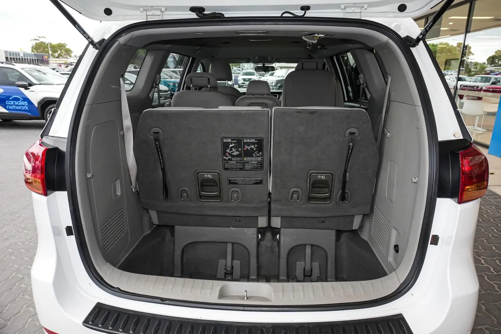 2018 Kia Carnival Gallery Image 12