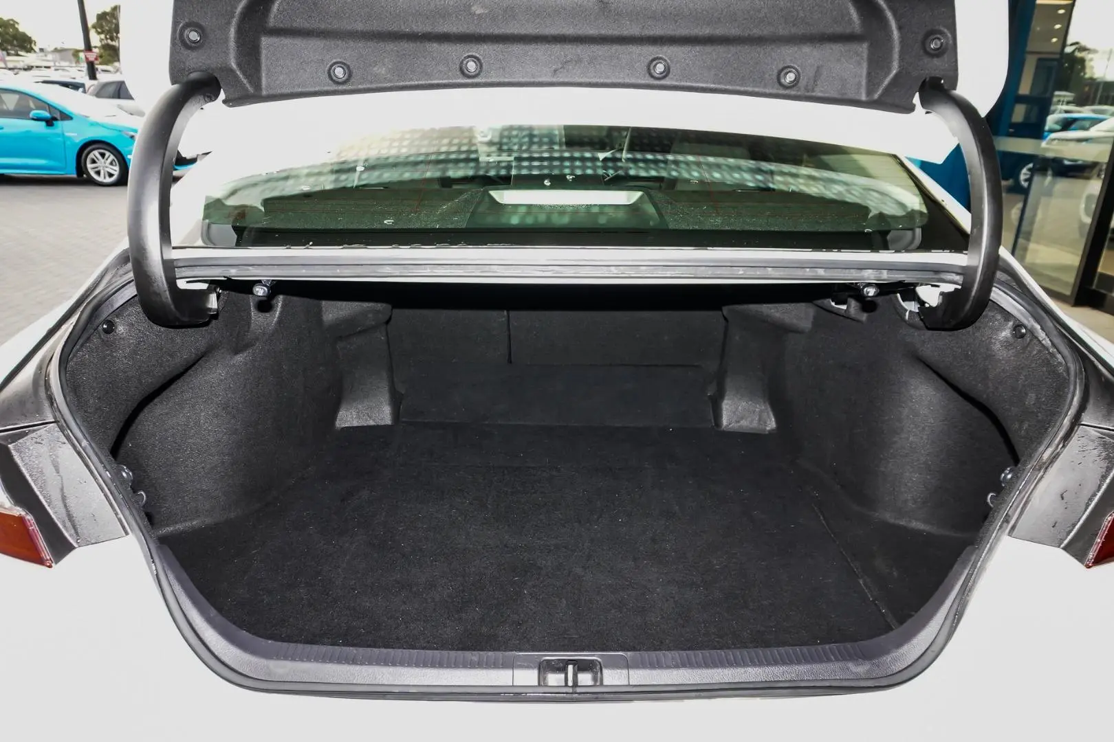 2019 Toyota Camry Gallery Image 10