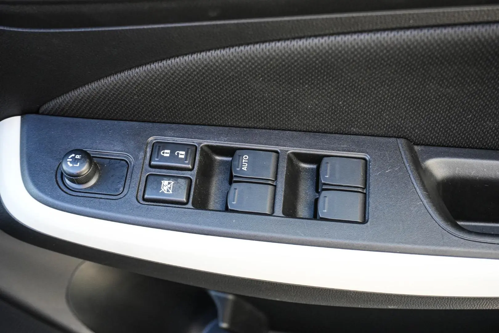 2020 Suzuki Swift Gallery Image 16