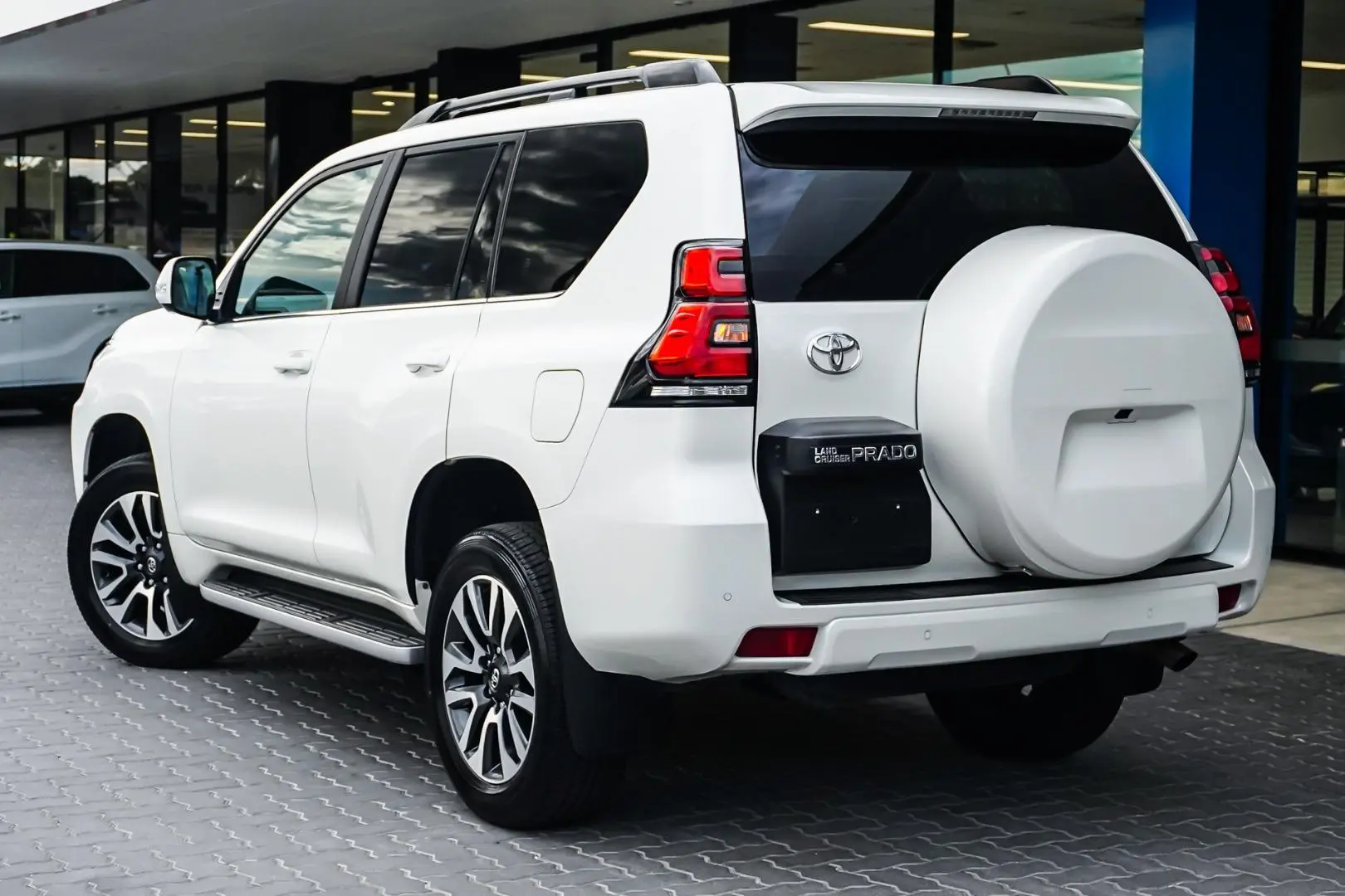 2022 Toyota Landcruiser Prado Gallery Image 2