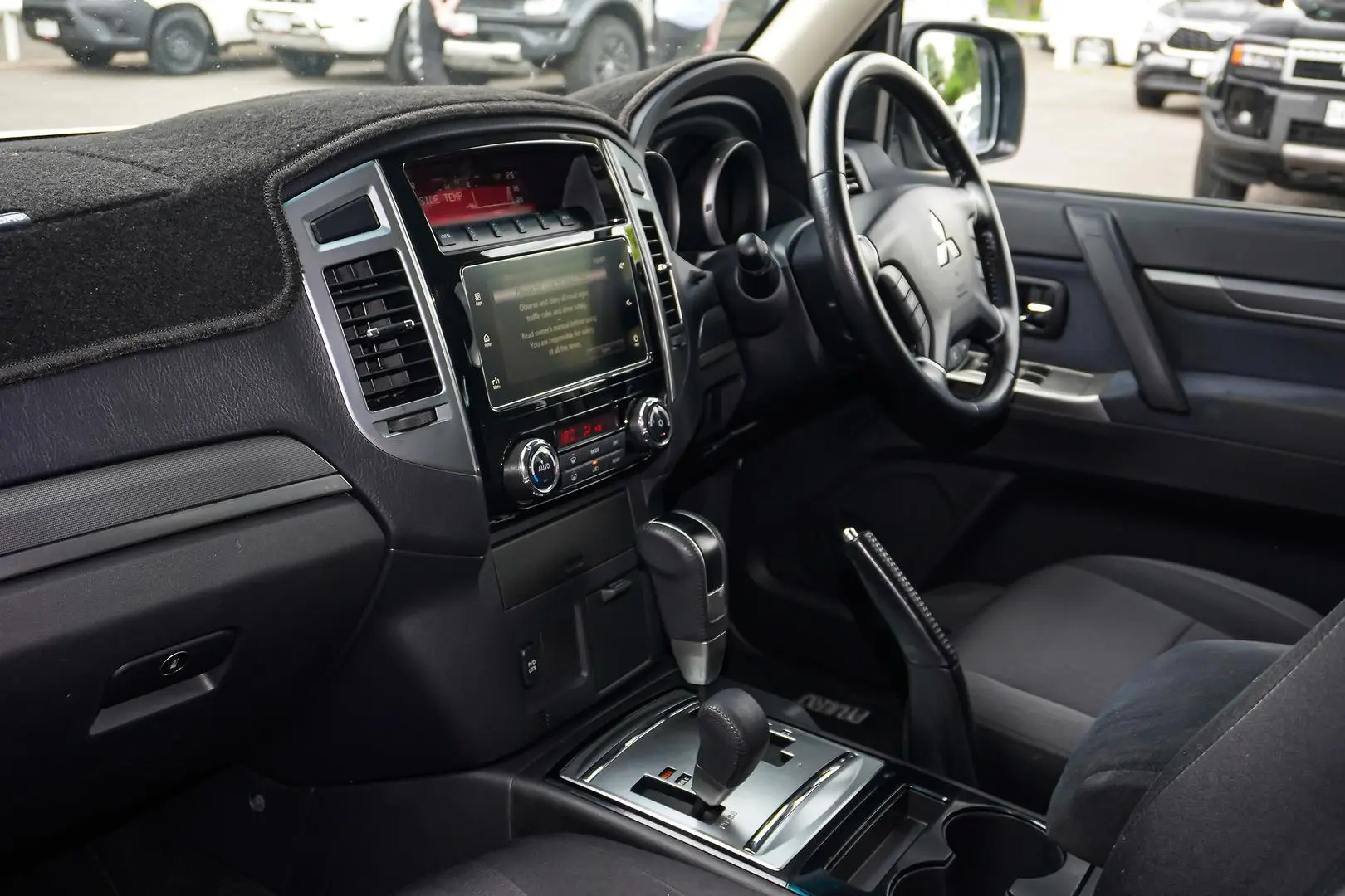 2015 Mitsubishi Pajero Gallery Image 11