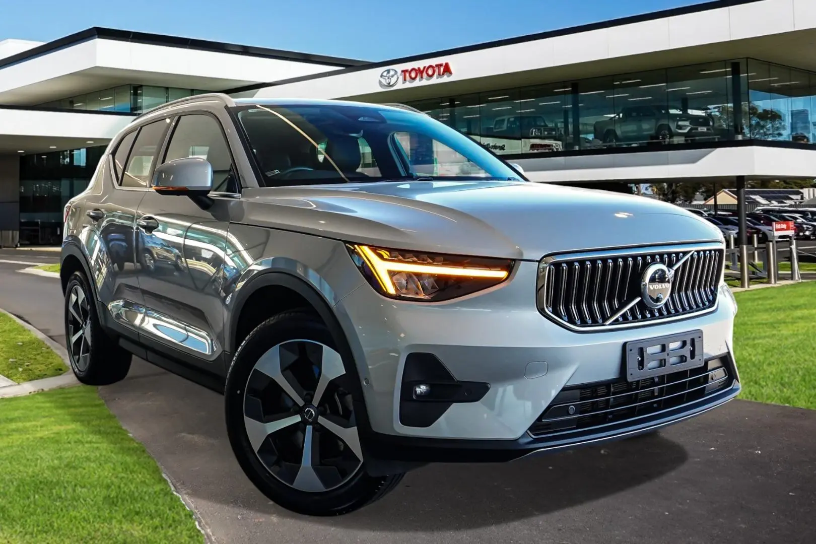 2023 Volvo XC40 Gallery Image 1