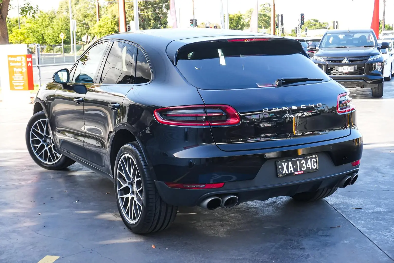 2018 Porsche Macan Gallery Image 3