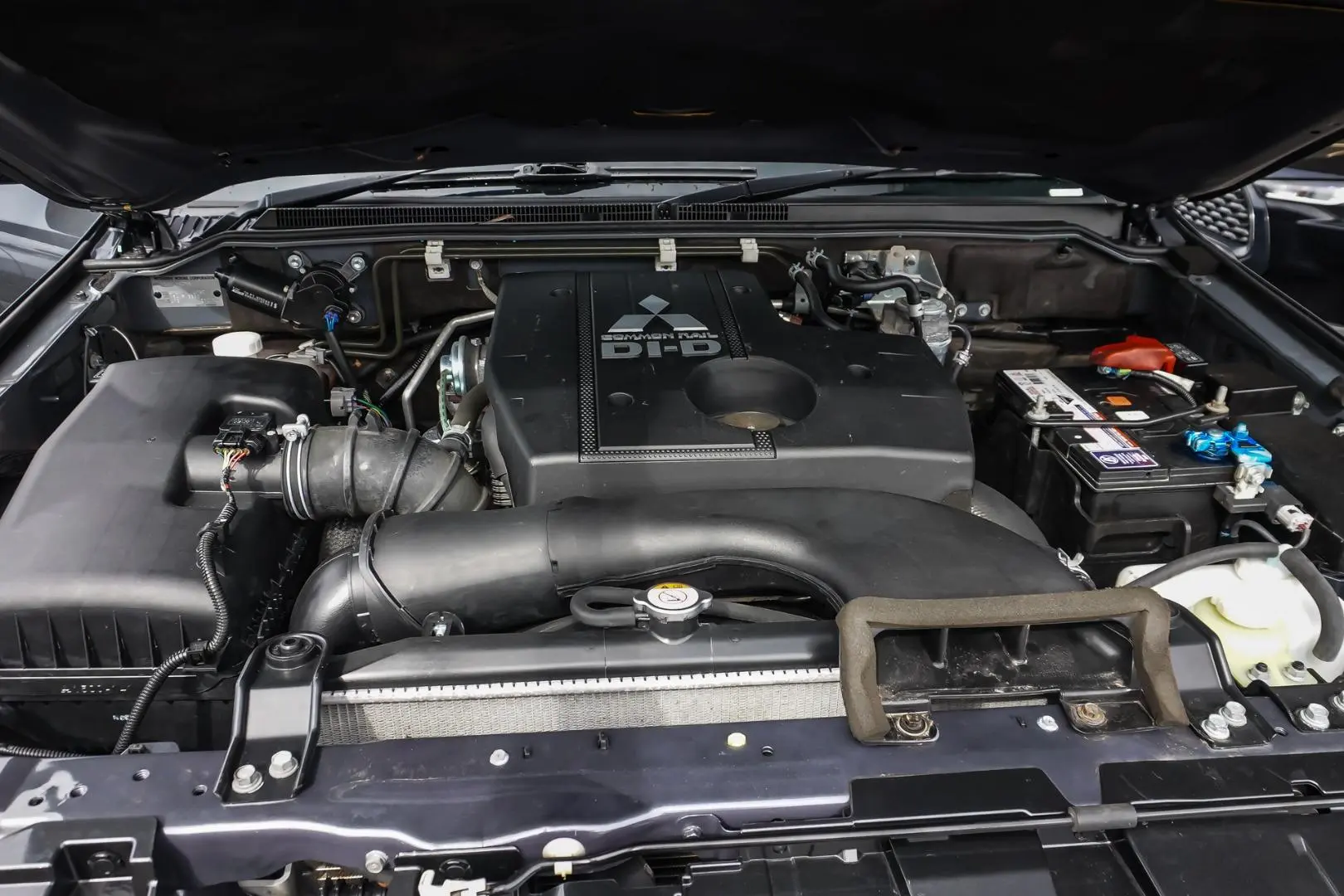 2018 Mitsubishi Pajero Gallery Image 24