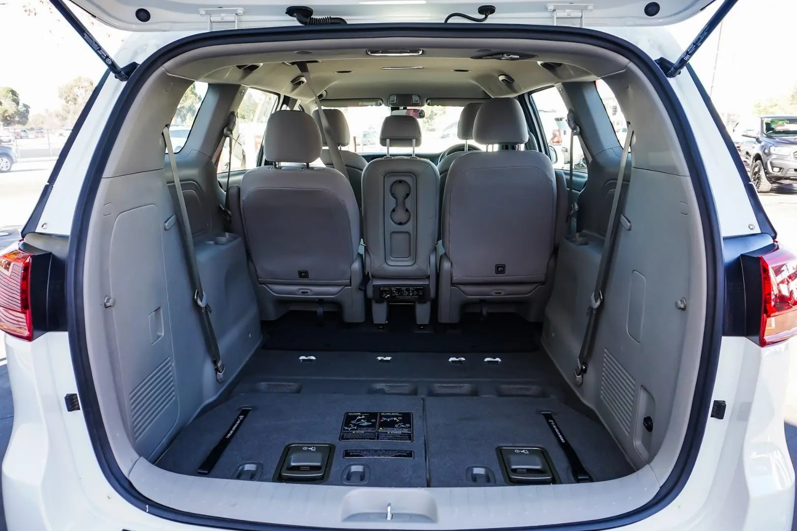 2020 Kia Carnival Gallery Image 9