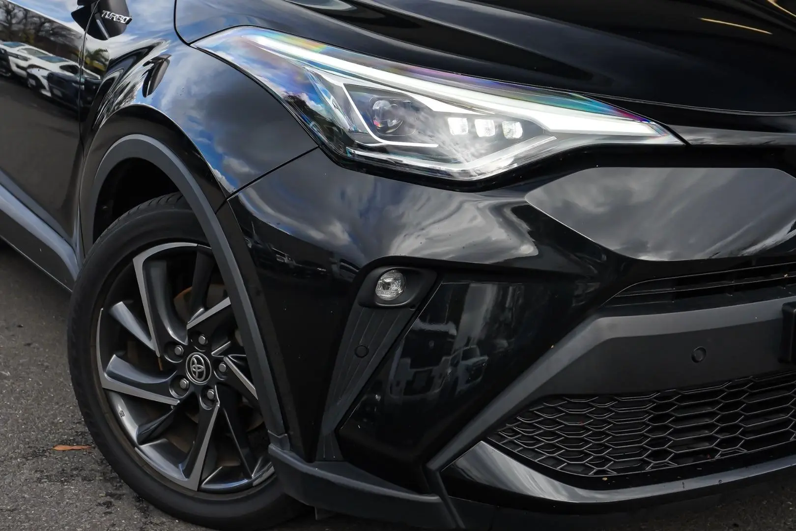 2019 Toyota C-HR Gallery Image 12