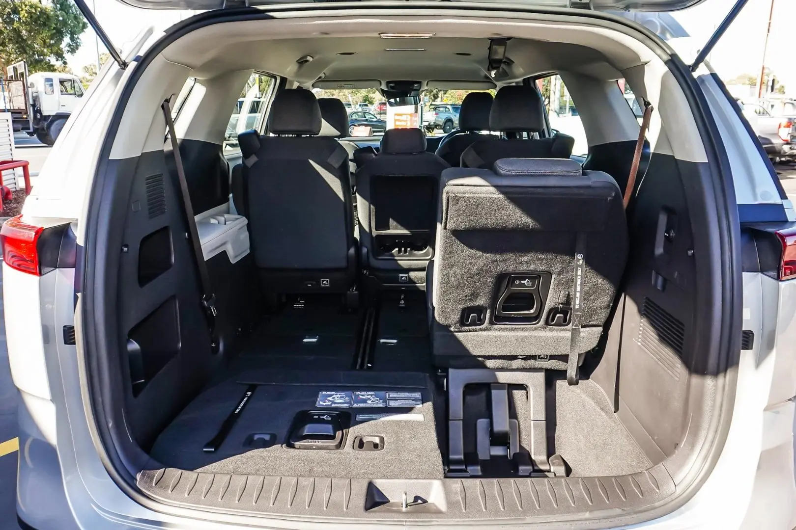 2022 Kia Carnival Gallery Image 9