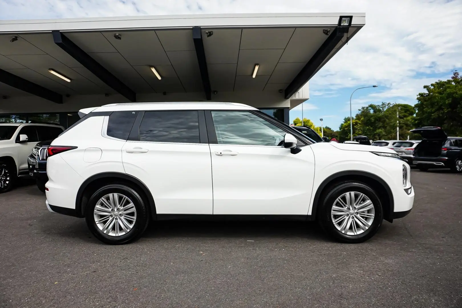 2024 Mitsubishi Outlander Gallery Image 4