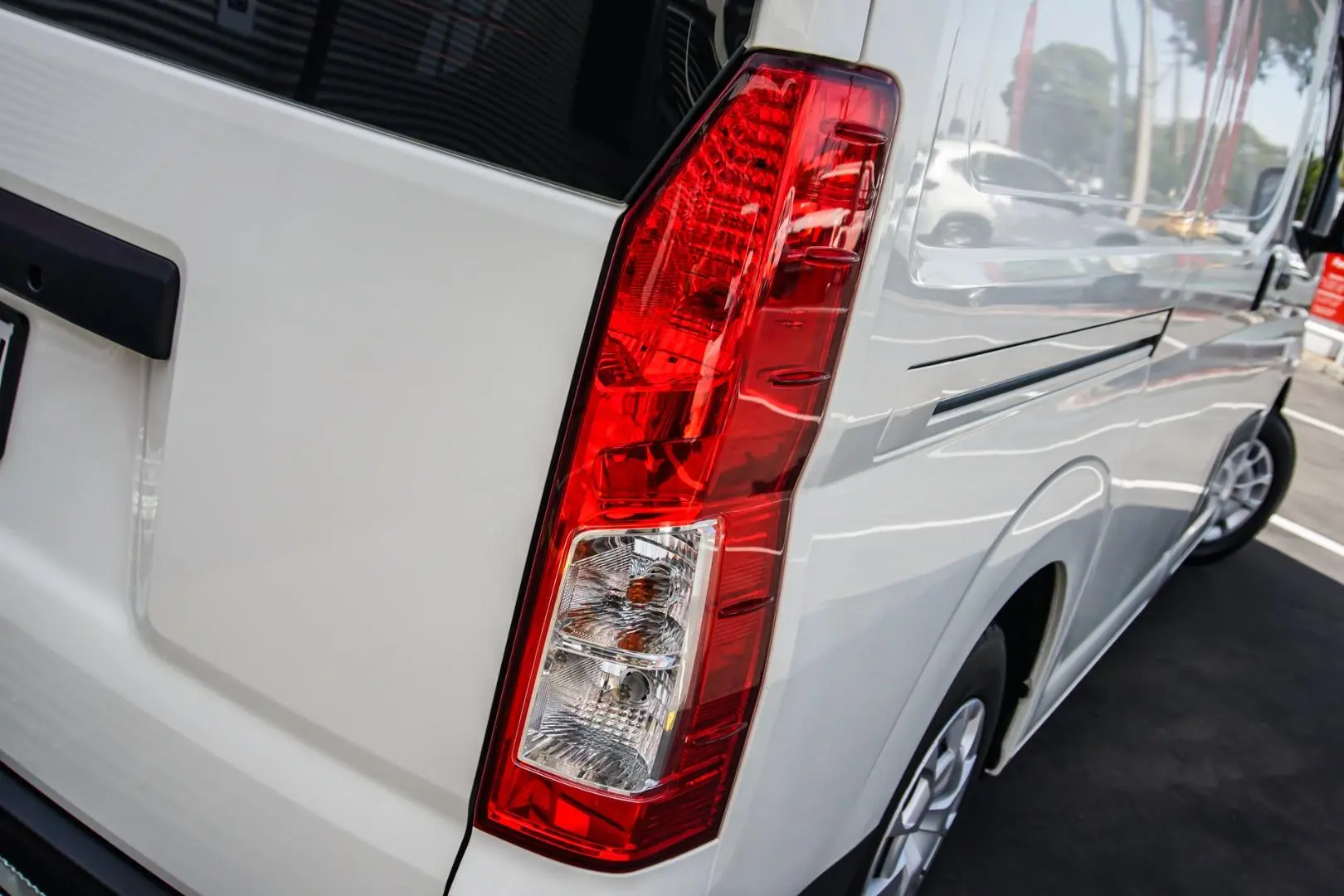 2019 Toyota Hiace Gallery Image 21