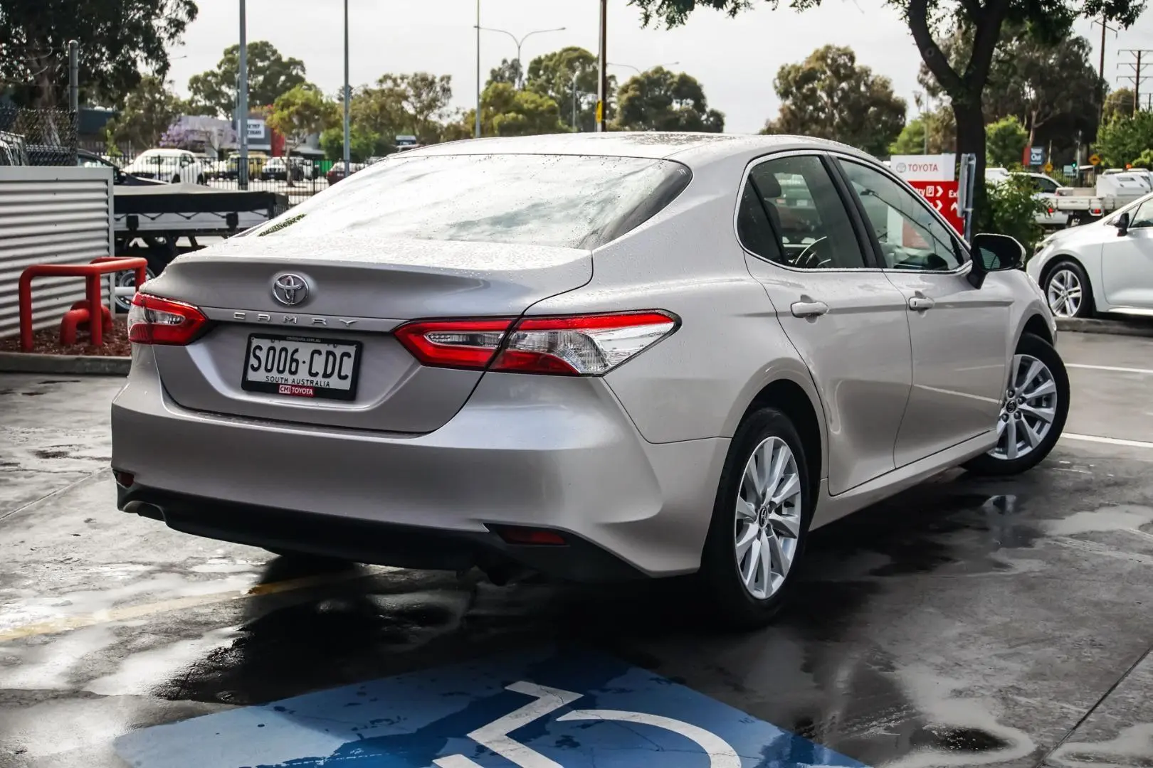 2019 Toyota Camry Image 2