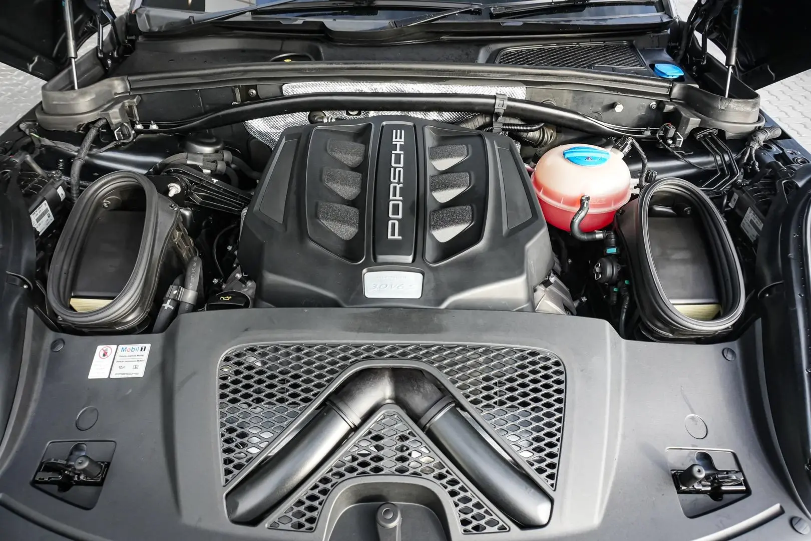 2018 Porsche Macan Gallery Image 22