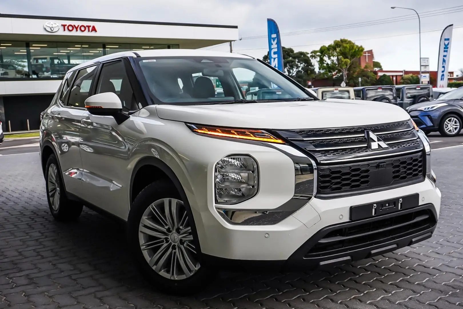 2023 Mitsubishi Outlander Gallery Image 2