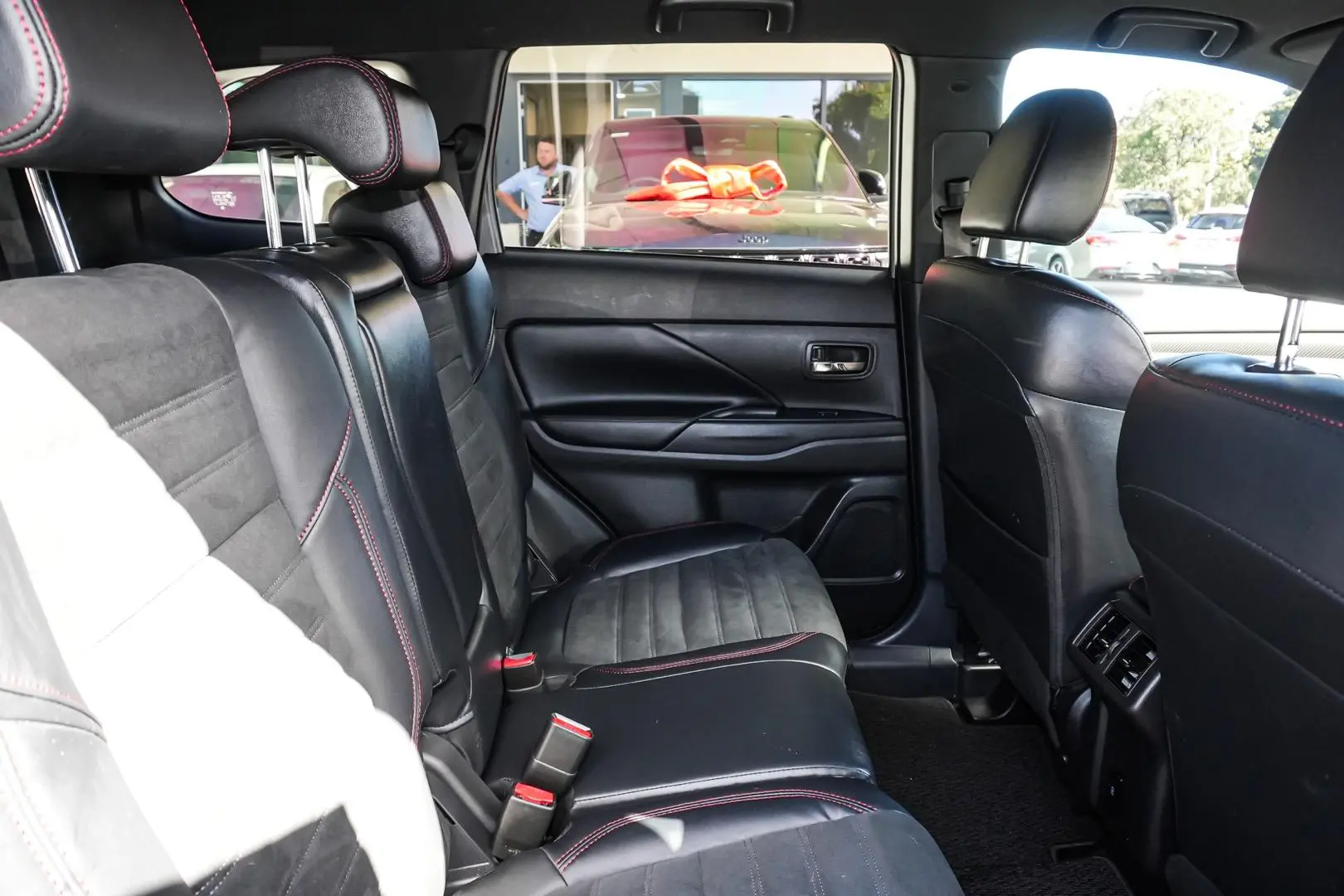 2020 Mitsubishi Outlander Gallery Image 14