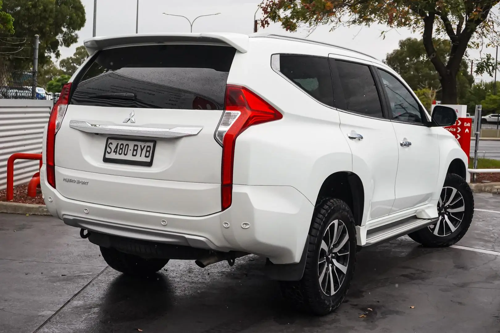 2018 Mitsubishi Pajero Sport Gallery Image 3