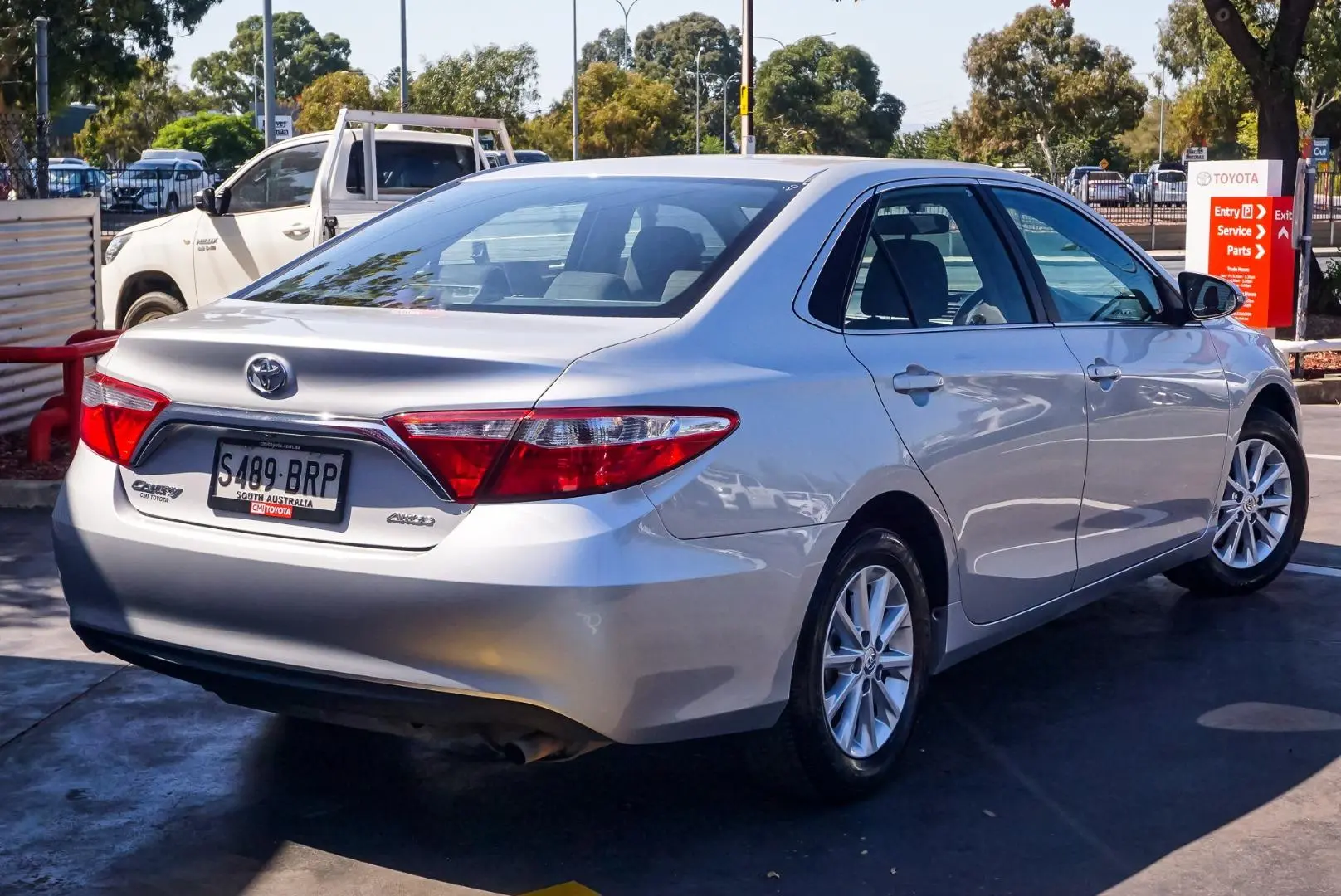 2016 Toyota Camry Gallery Image 2