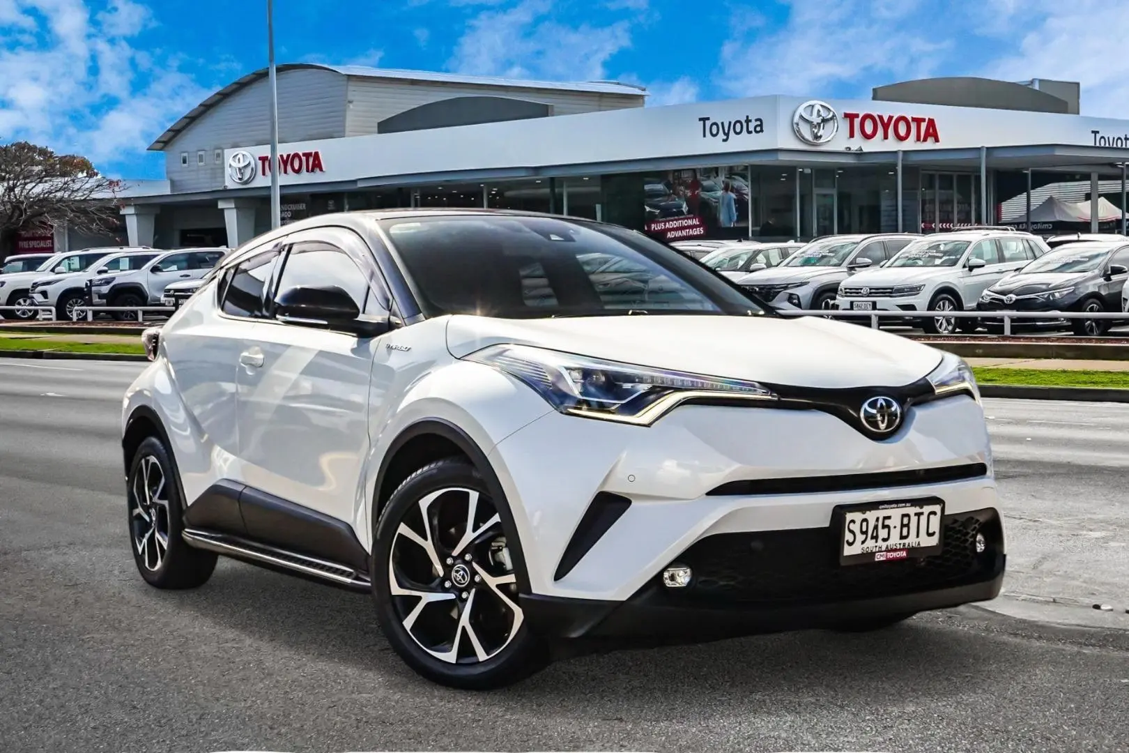2017 Toyota C-HR Gallery Image 1