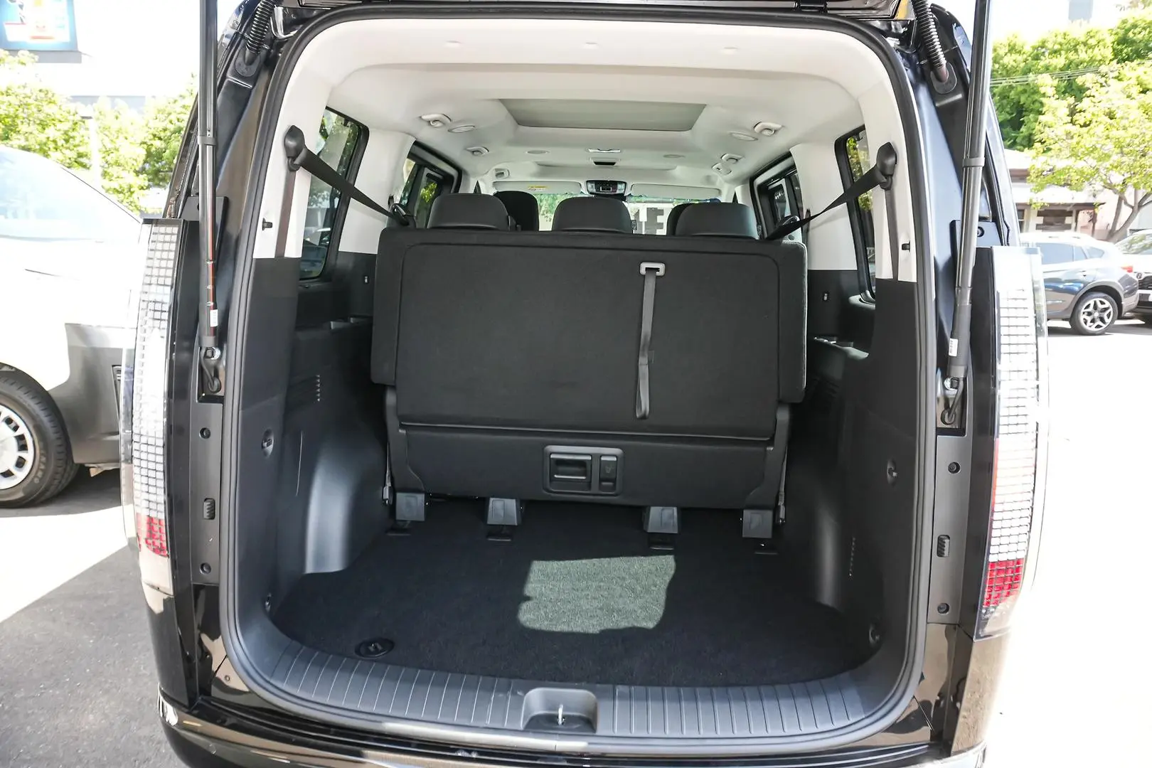 2024 Hyundai STARIA Gallery Image 11