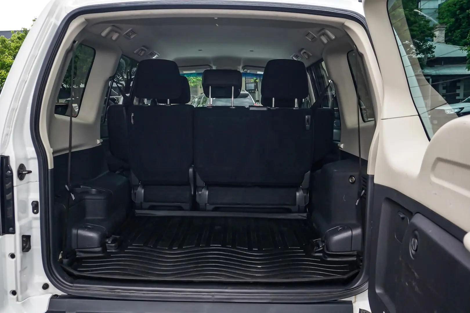 2015 Mitsubishi Pajero Gallery Image 10