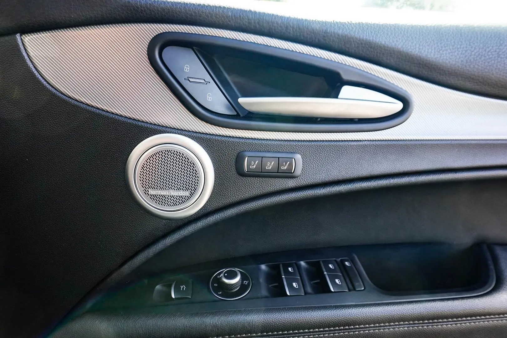 2018 Alfa Romeo Stelvio Gallery Image 24