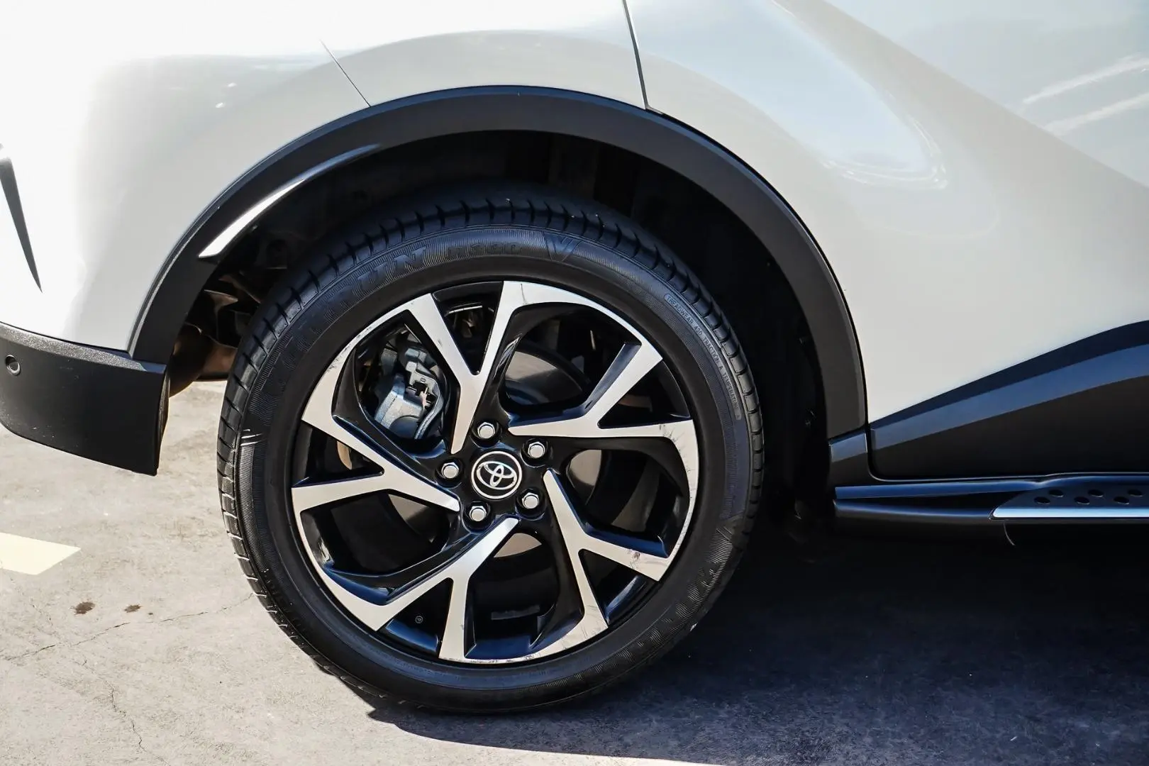 2017 Toyota C-HR Gallery Image 17