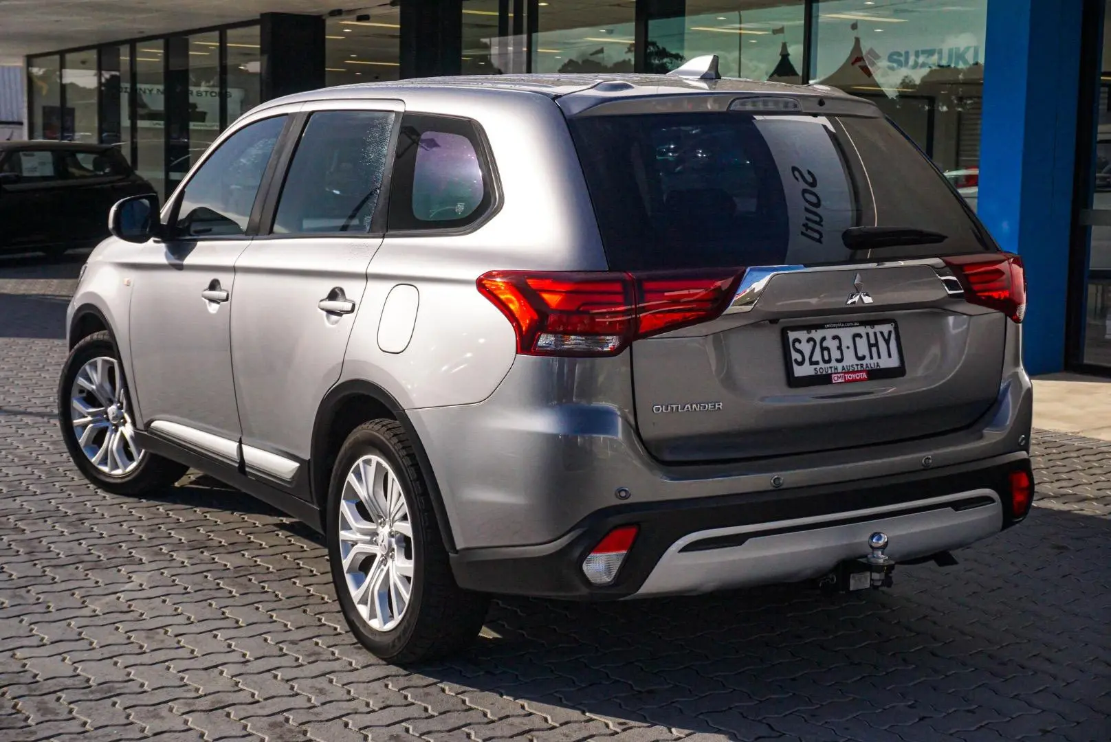2020 Mitsubishi Outlander Gallery Image 3