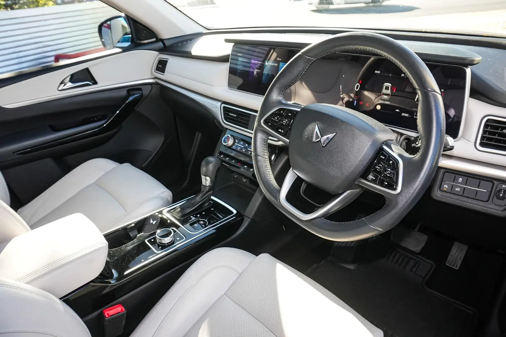 2023 Mahindra XUV700 Gallery Image 7