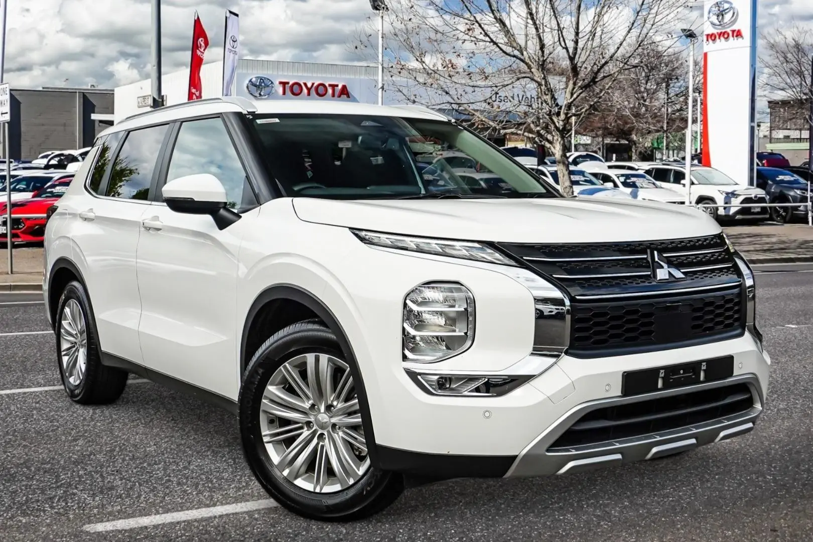 2024 Mitsubishi Outlander Gallery Image 1