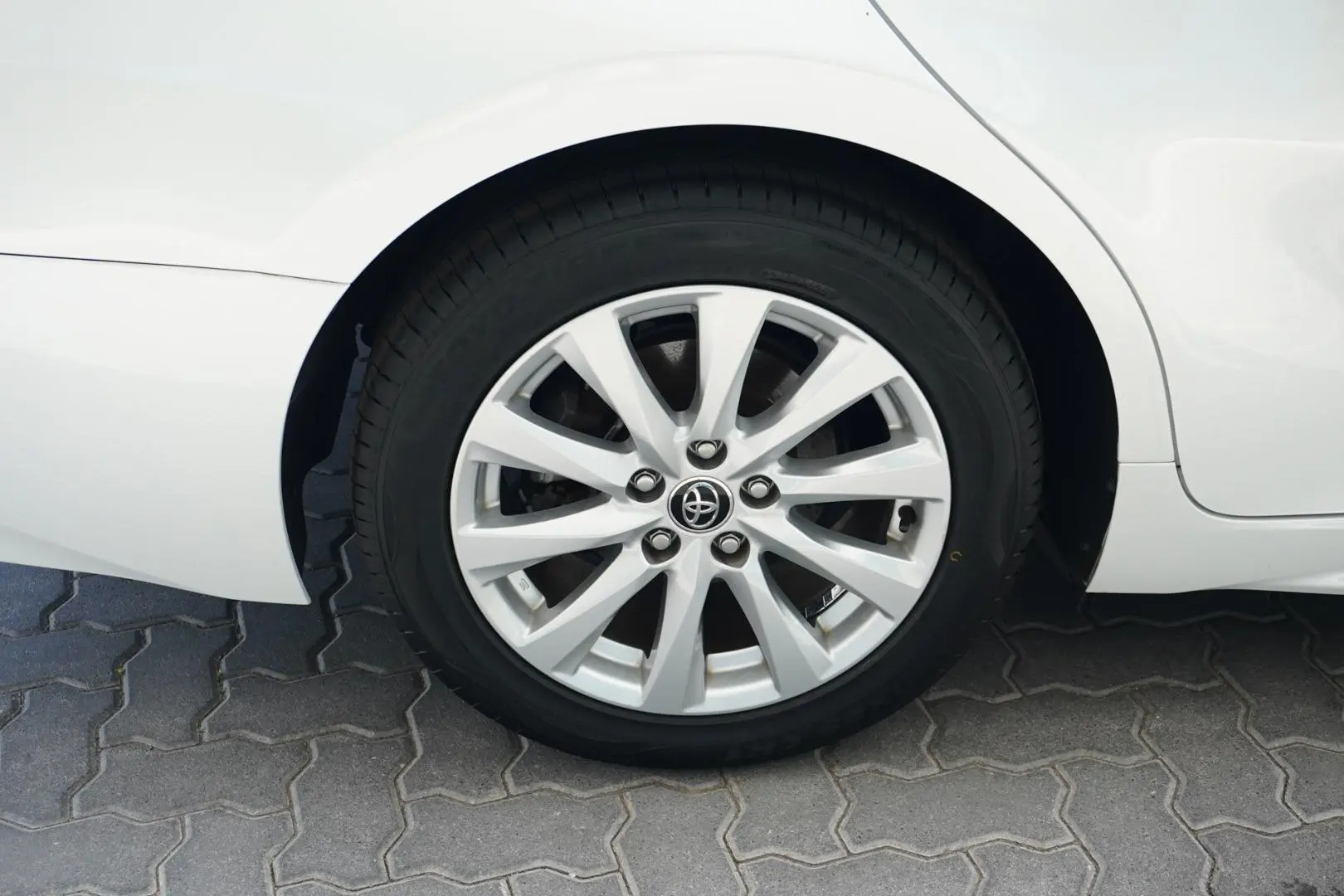 2019 Toyota Camry Gallery Image 16