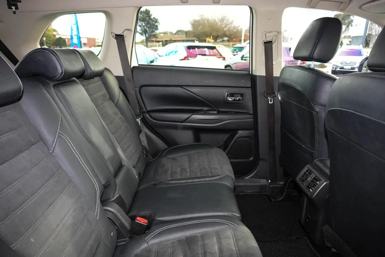 2020 Mitsubishi Outlander Gallery Image 9