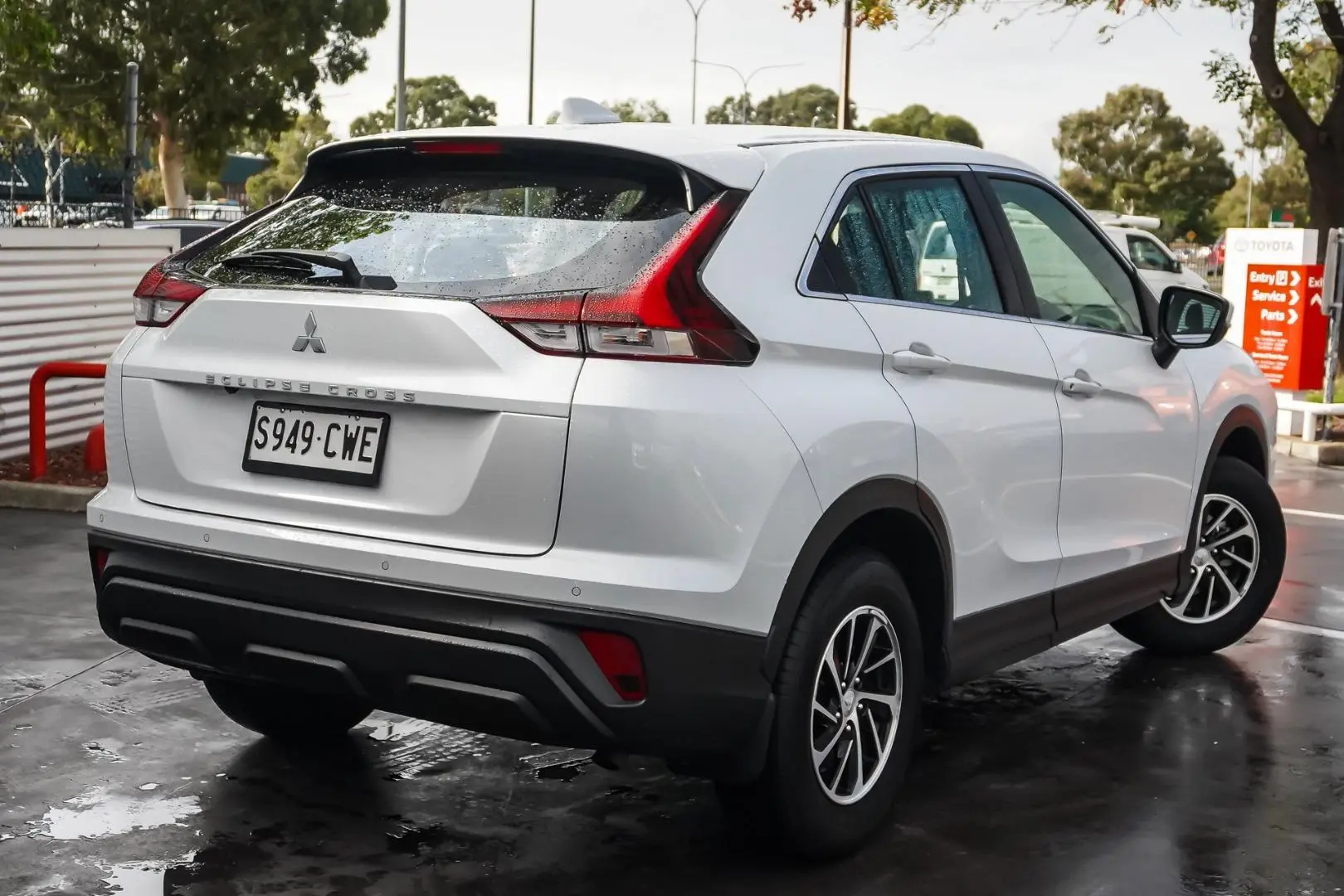 2023 Mitsubishi Eclipse Cross Gallery Image 3