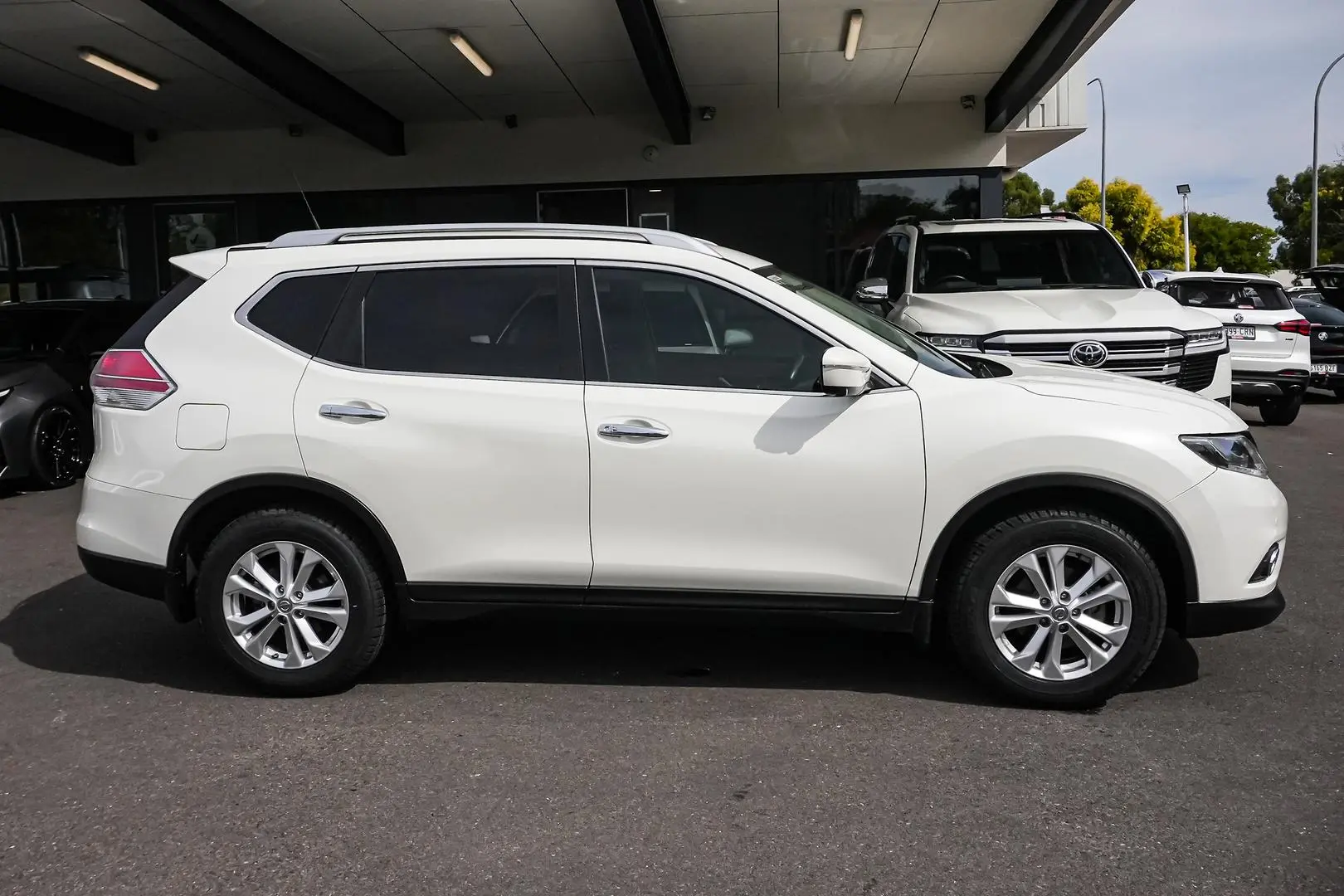 2017 Nissan X-TRAIL Gallery Image 4