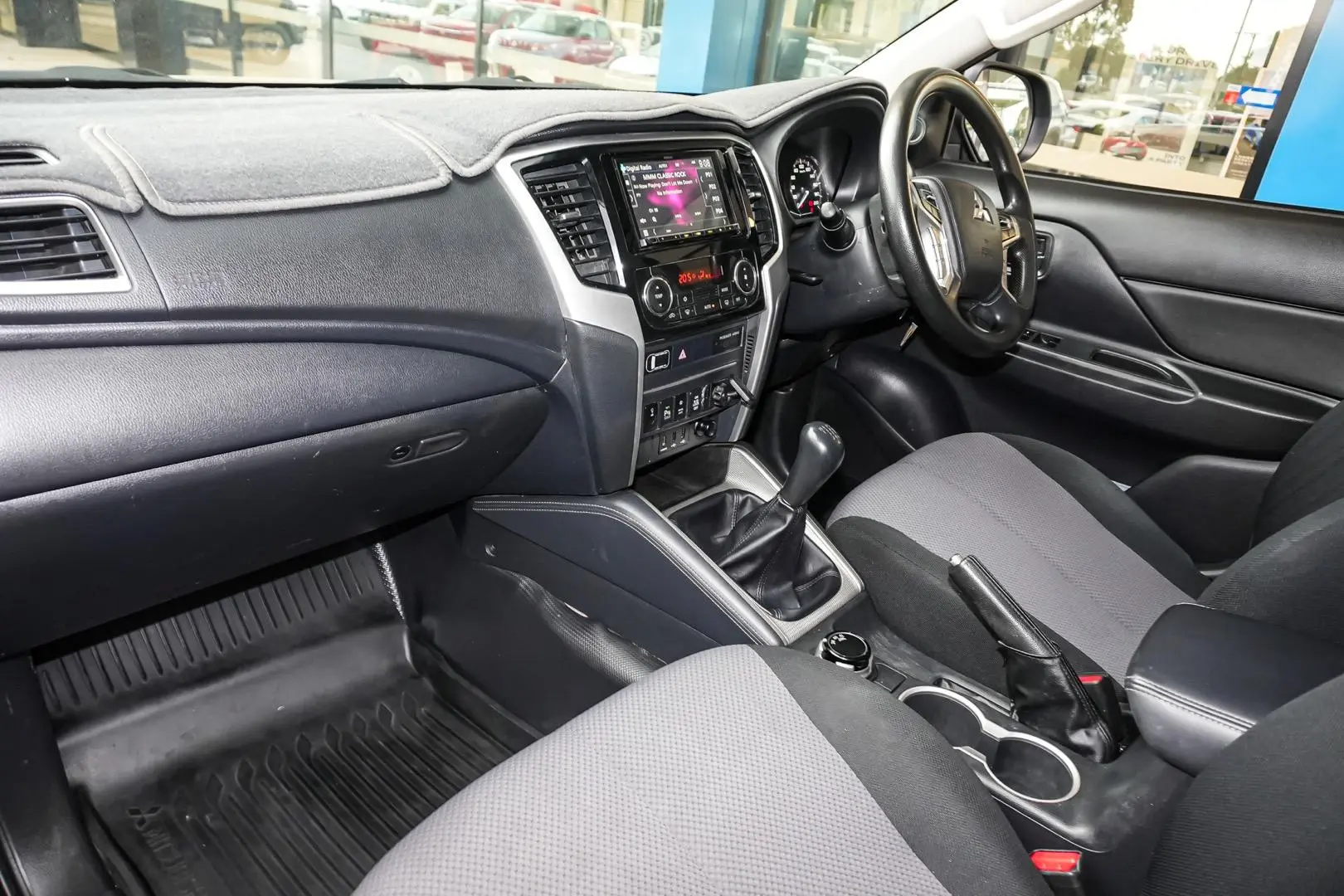 2019 Mitsubishi Triton Gallery Image 10