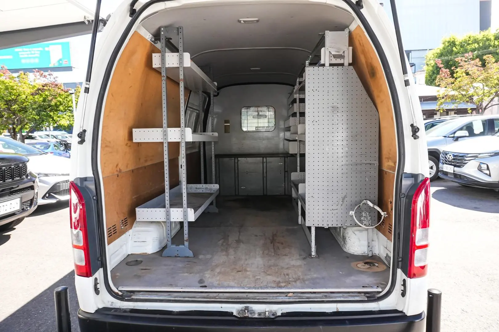 2017 Toyota Hiace Gallery Image 16