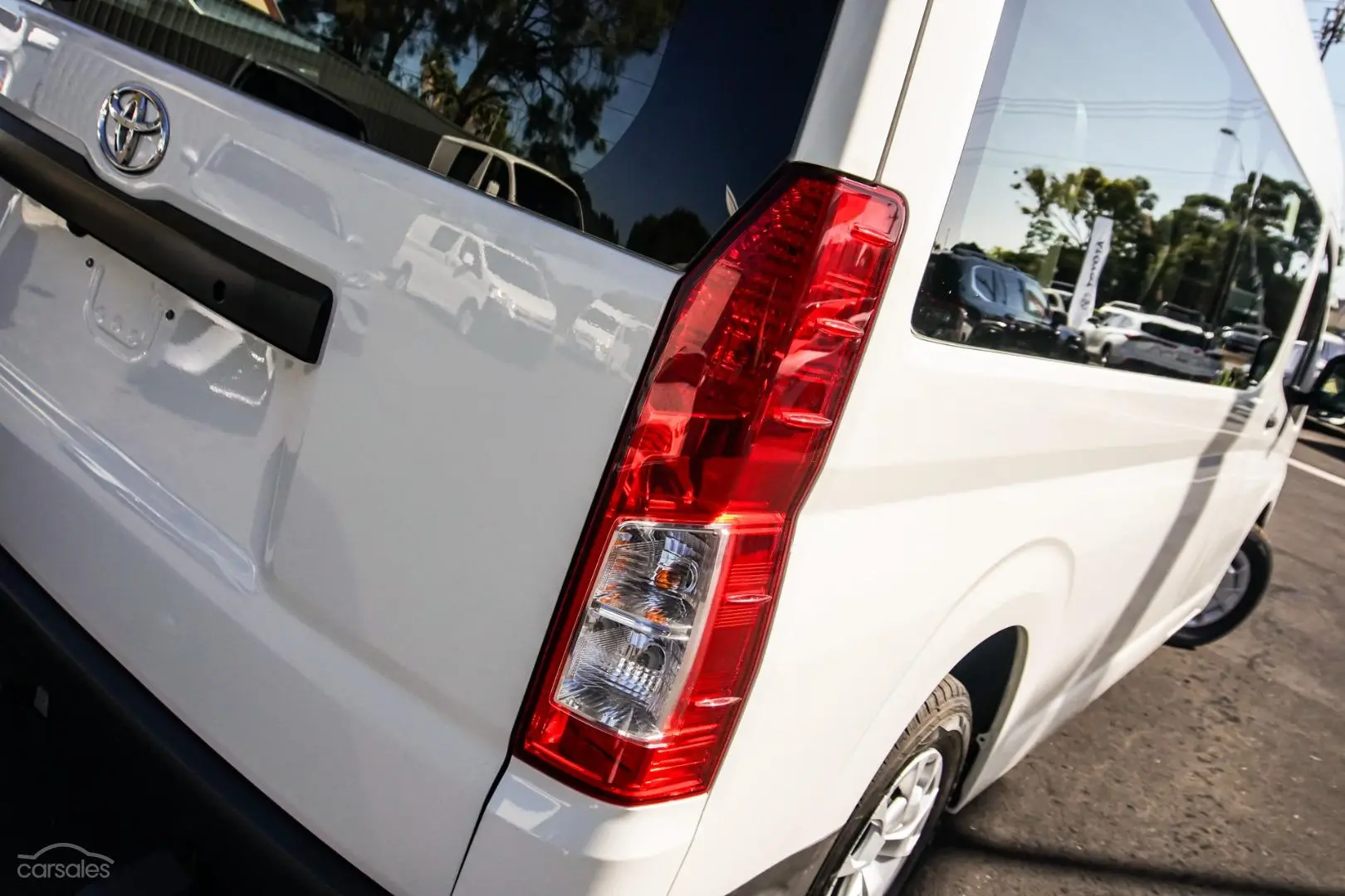 2019 Toyota Hiace Image 17