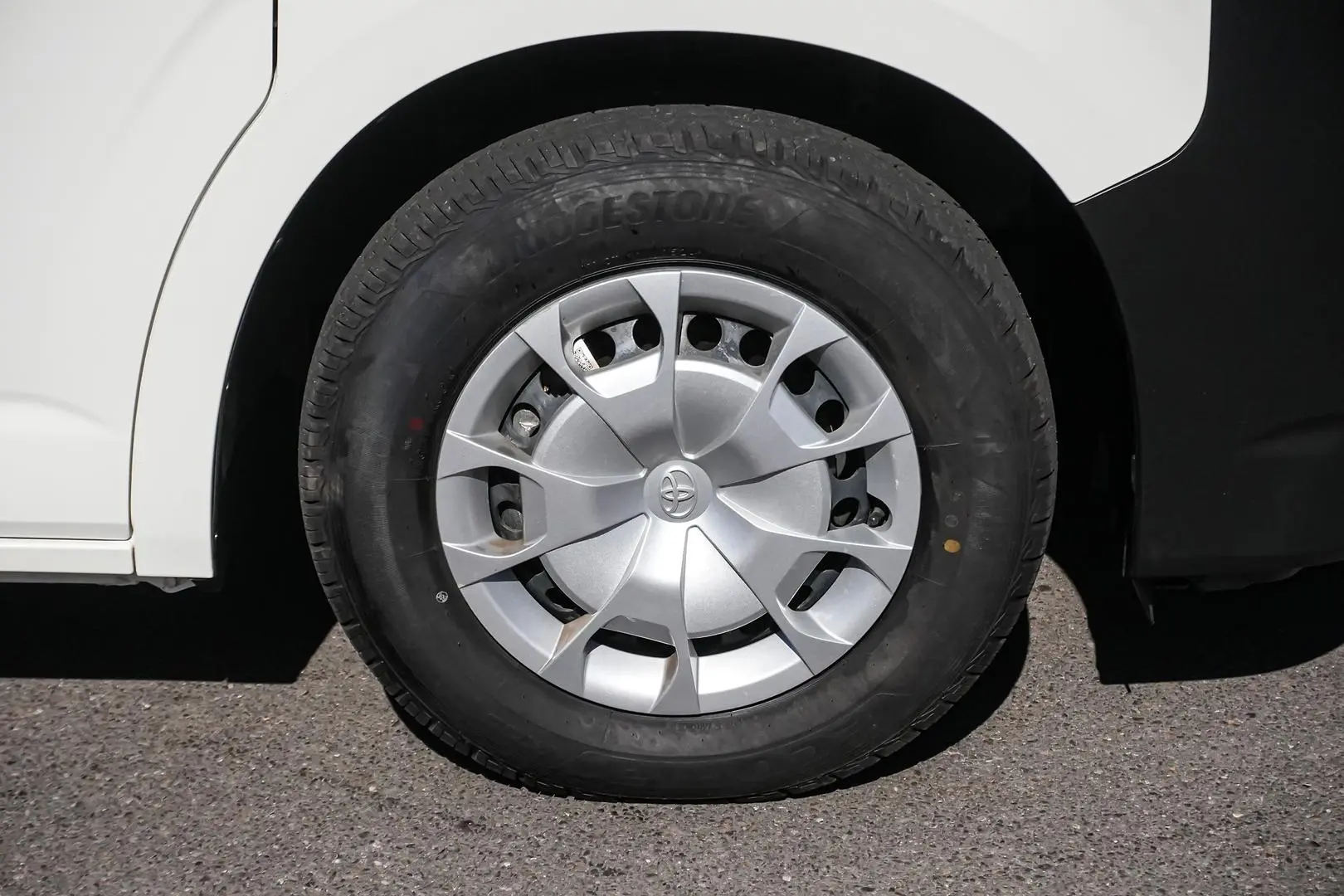 2022 Toyota Hiace Gallery Image 12