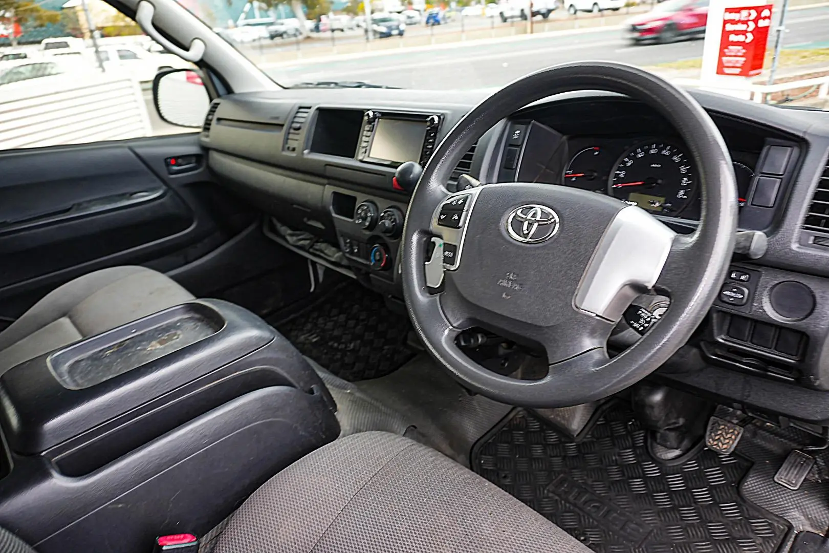 2017 Toyota Hiace Gallery Image 7