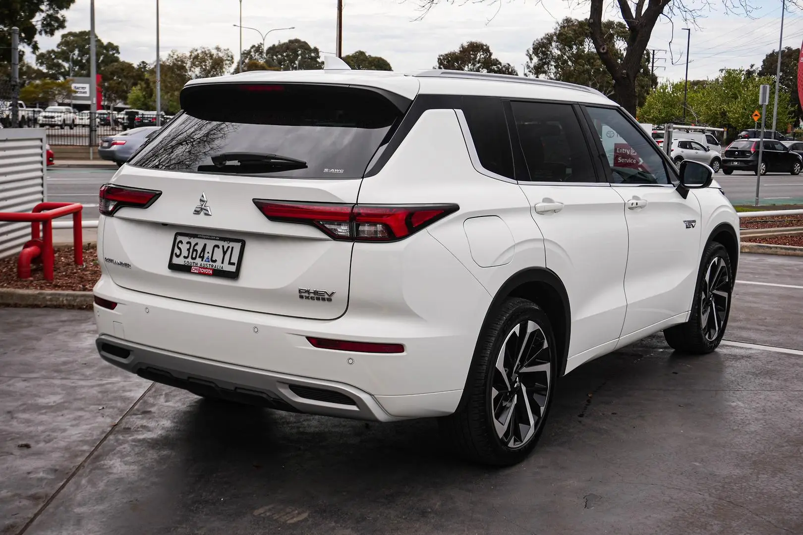 2023 Mitsubishi Outlander Gallery Image 3
