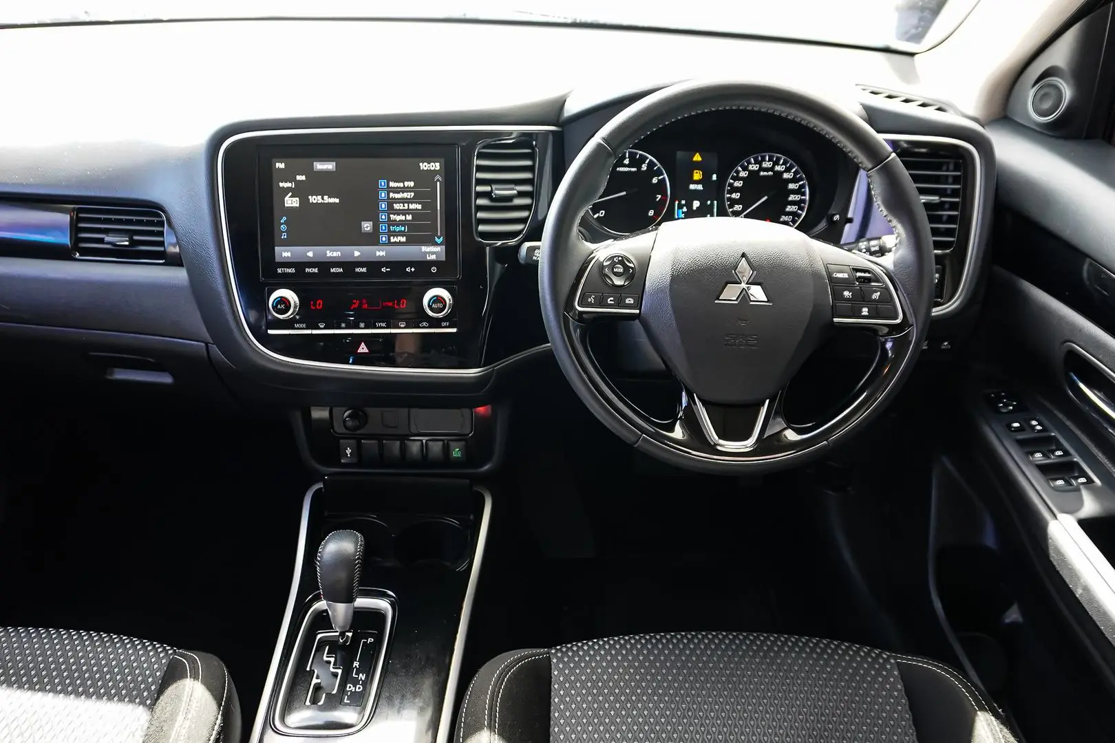 2020 Mitsubishi Outlander Gallery Image 9